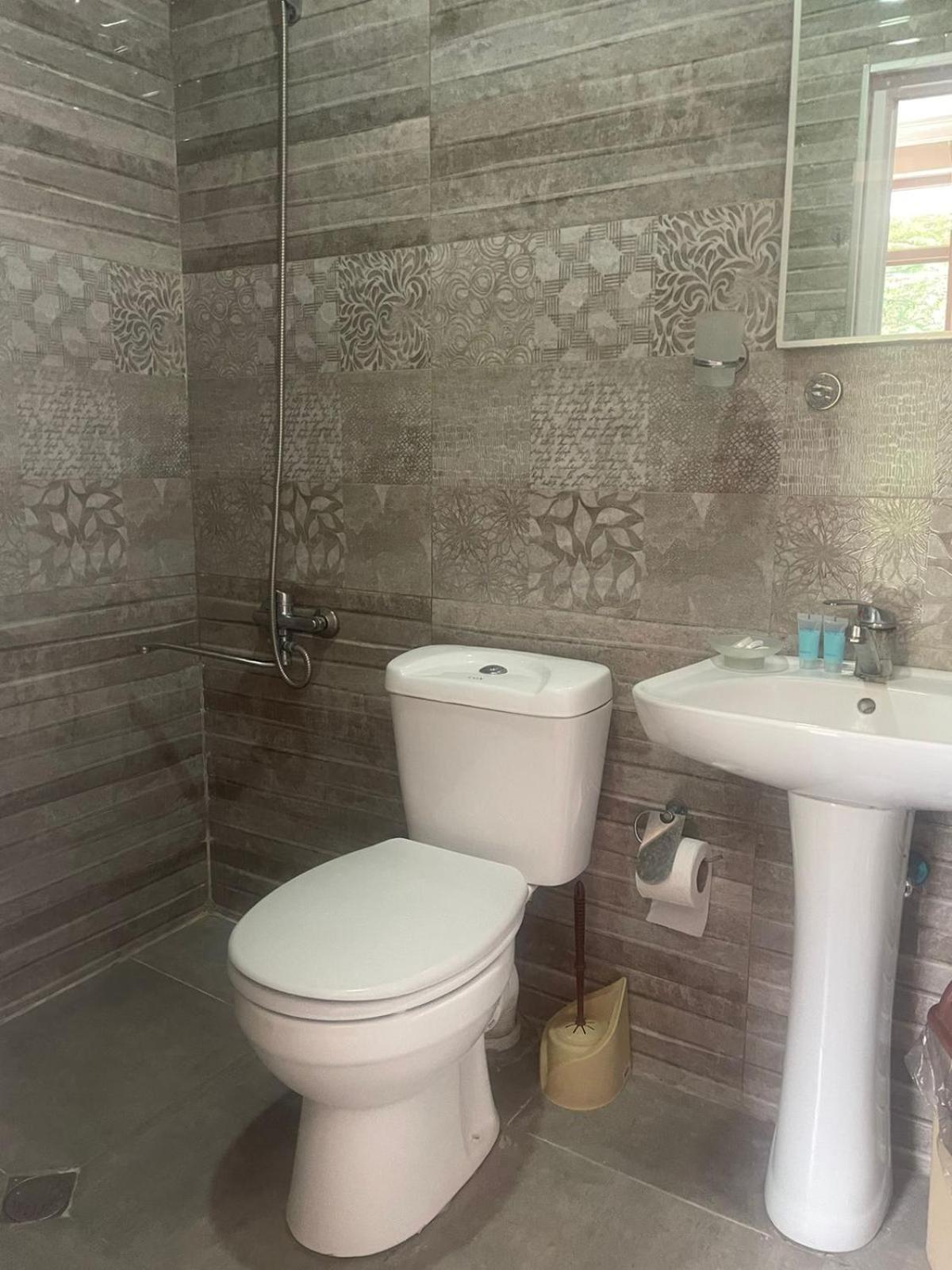 קובולטי Hotel Guga מראה חיצוני תמונה